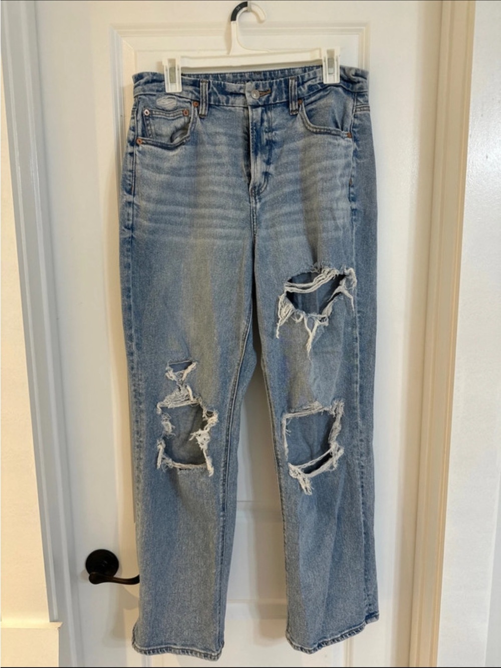 American Eagle Outfitters Light Wash Distressed Curvy 90’s Straight